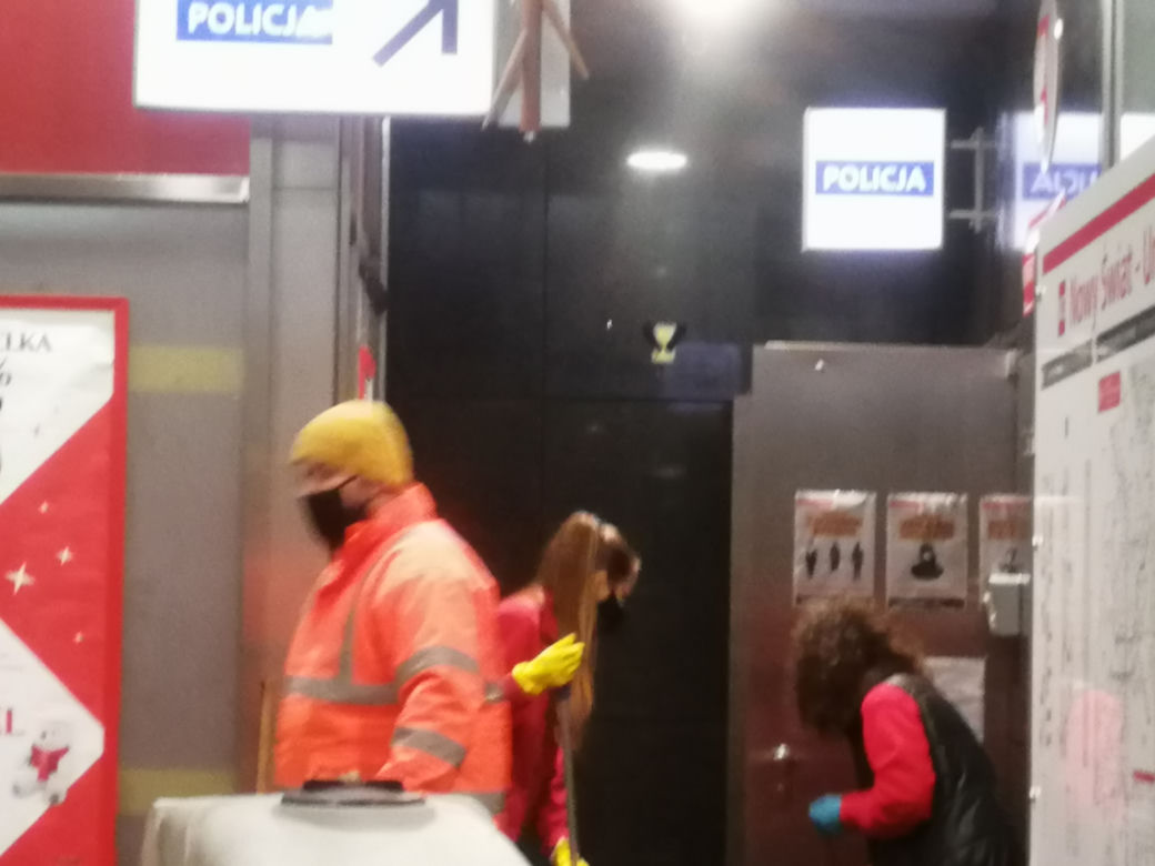 Woda zalała policję w metrze