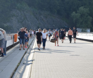 Turyści nad Soliną