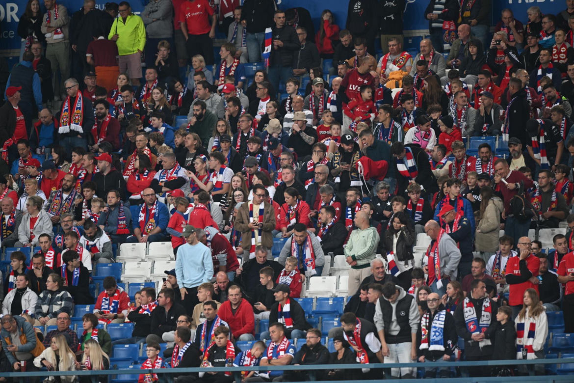 Tak kibice Wisły Kraków bawili się na trybunach. Znajdź się na zdjęciach