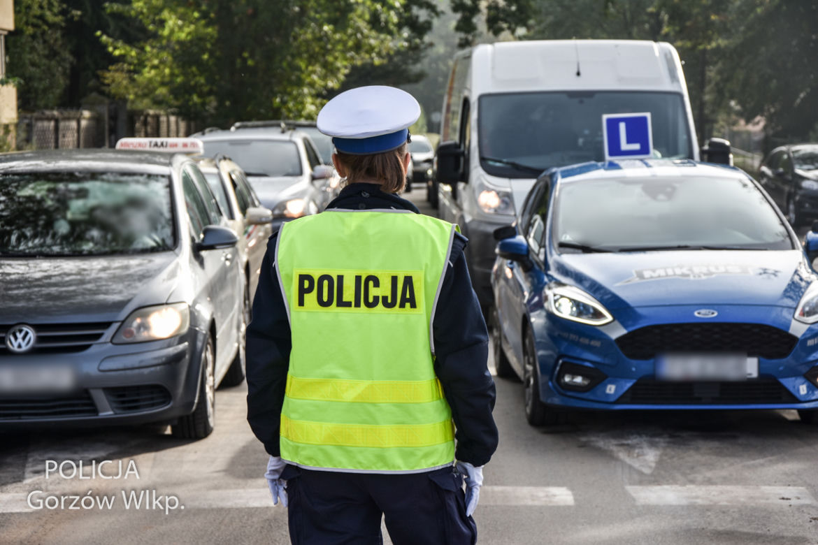 Policjanci pomagają kierowcom po nawałnicy, która przeszła przez Gorzów