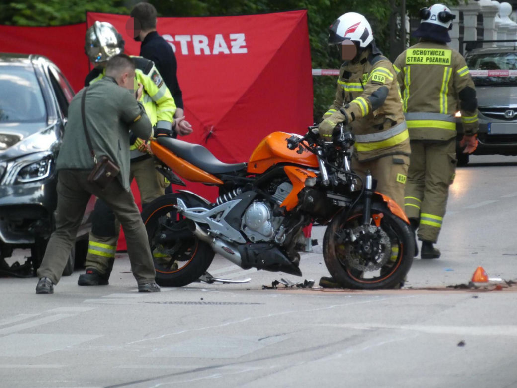 Koszmar na drodze w Konstancinie. Kawasaki zderzyło się z porsche i mercedesem. Nie żyje 21-latka
