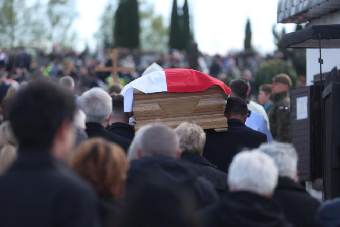 Polacy żegnają Łukasza Litewkę. Kondukt żałobny