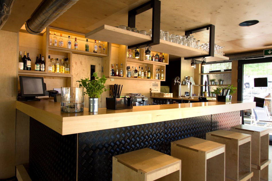 Jedno takie Miejsce w Warszawie – pływający pawilon restauracyjny nad Wisłą