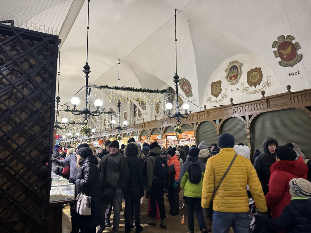 Choinka rozbłysła na Rynku Głównym. Tak wygląda Kraków w zimowej scenerii! 