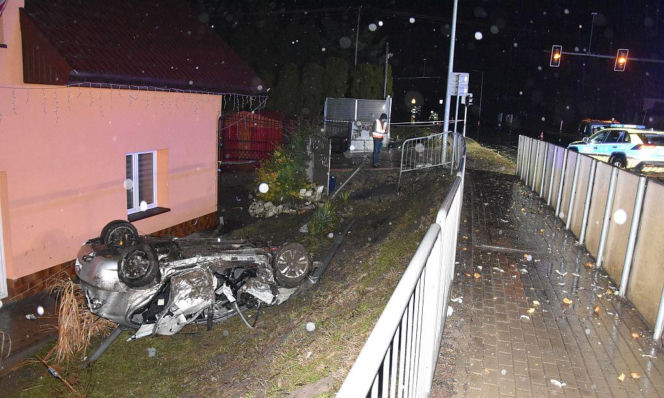 Samochód rozbity w drobny mak