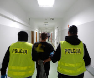 Włocławek. Podczas interwencji policyjnej wyciągnął nóż. Wcześniej awanturował się z babcią
