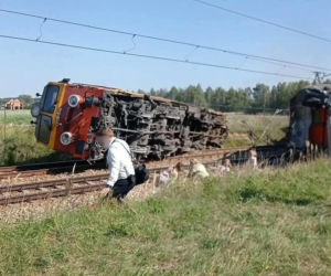 Katastrofa kolejowa na trasie Radom-Poznań. Lokomotywa zderzyła się z tirem
