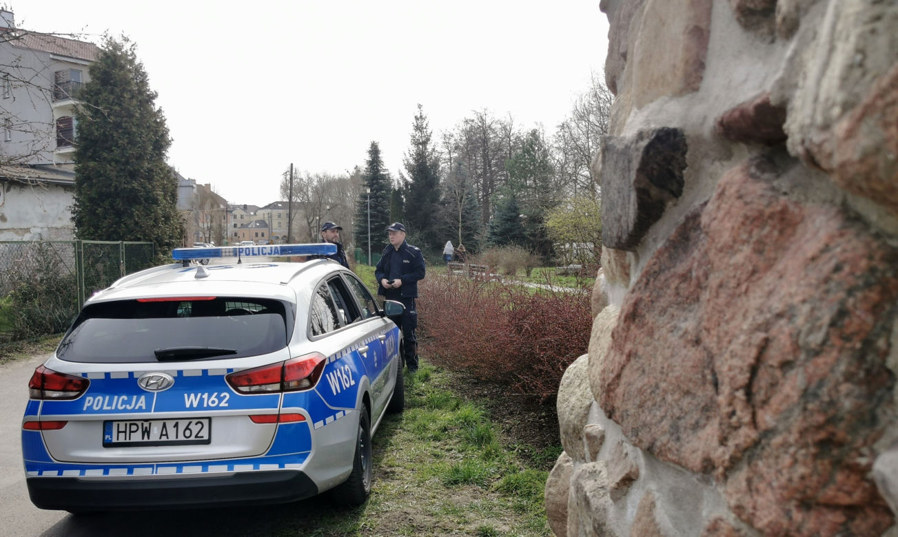 Szczecińscy policjanci kontrolują przestrzeganie kwarantanny