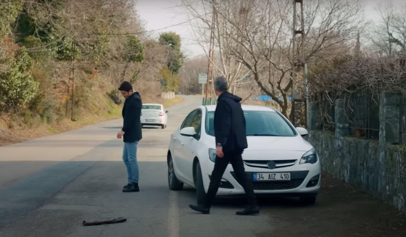 Ege oświadczy się Melis i pomoże Bulentowi, który wda się w bójkę.