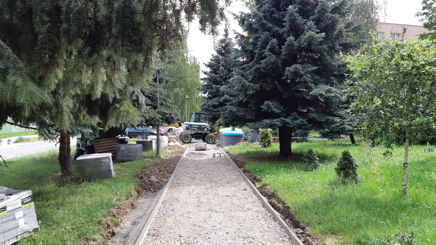 Śmietniki zbyt blisko bloków