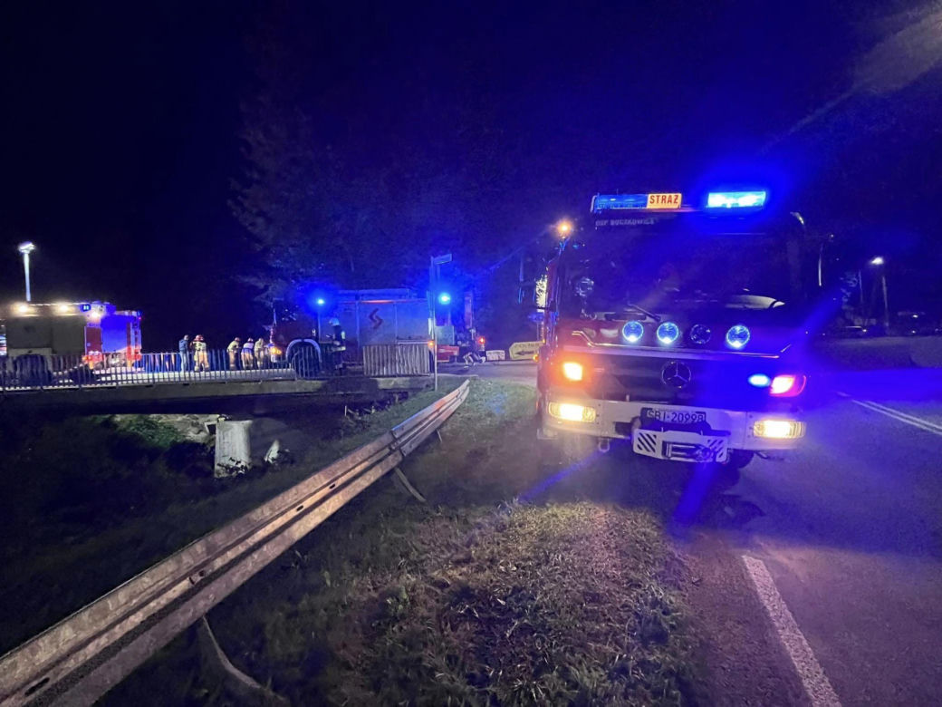 Auto dachowało i wylądowało w...korycie rzeki. Poważny wypadek w Szczyrku