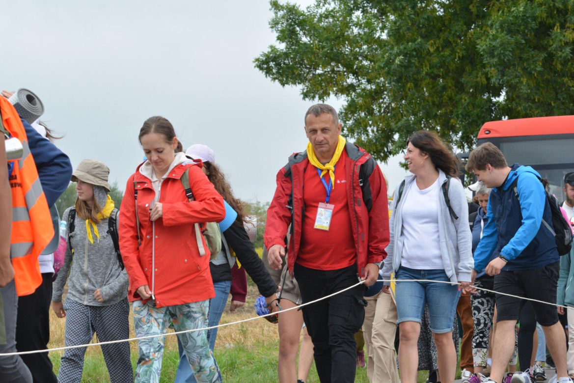 „Wychodzimy z Księżomierzy”. Słoneczny dzień pątników w drodze na Jasną Górę! ZDJĘCIA