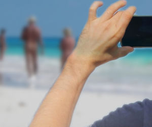 Amator nagich fotek został zatrzymany przez plażowiczów