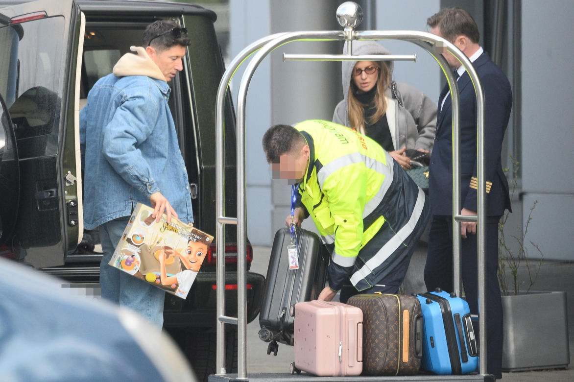 Robert Lewandowski z rodziną na lotnisku
