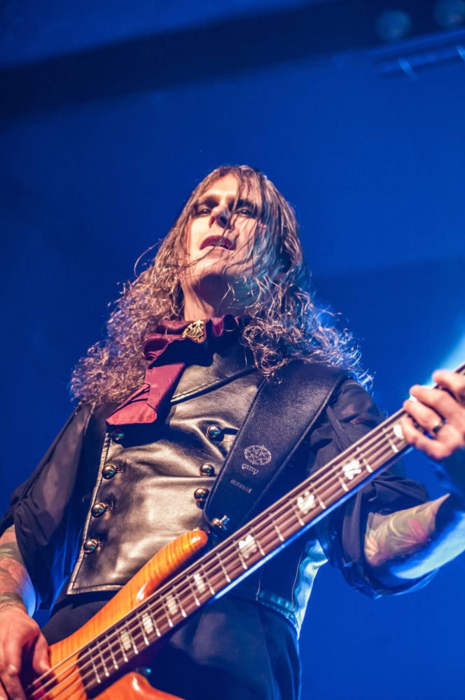 Skrupulatnie wyreżyserowany groteskowy spektakl okraszony nutą surrealizmu – Avatar zawładną Warszawą [RELACJA]