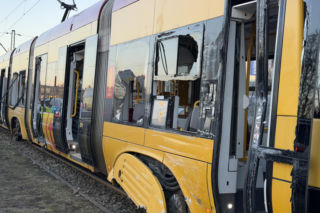 Zderzenie ciężarówki z tramwajem i potrącenie na torowisku; utrudnienia w kursowaniu tramwajów