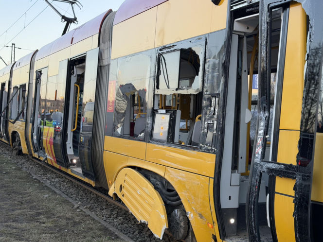 Zderzenie ciężarówki z tramwajem i potrącenie na torowisku; utrudnienia w kursowaniu tramwajów