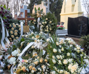 Grób Agaty J. utonął w kwiatach