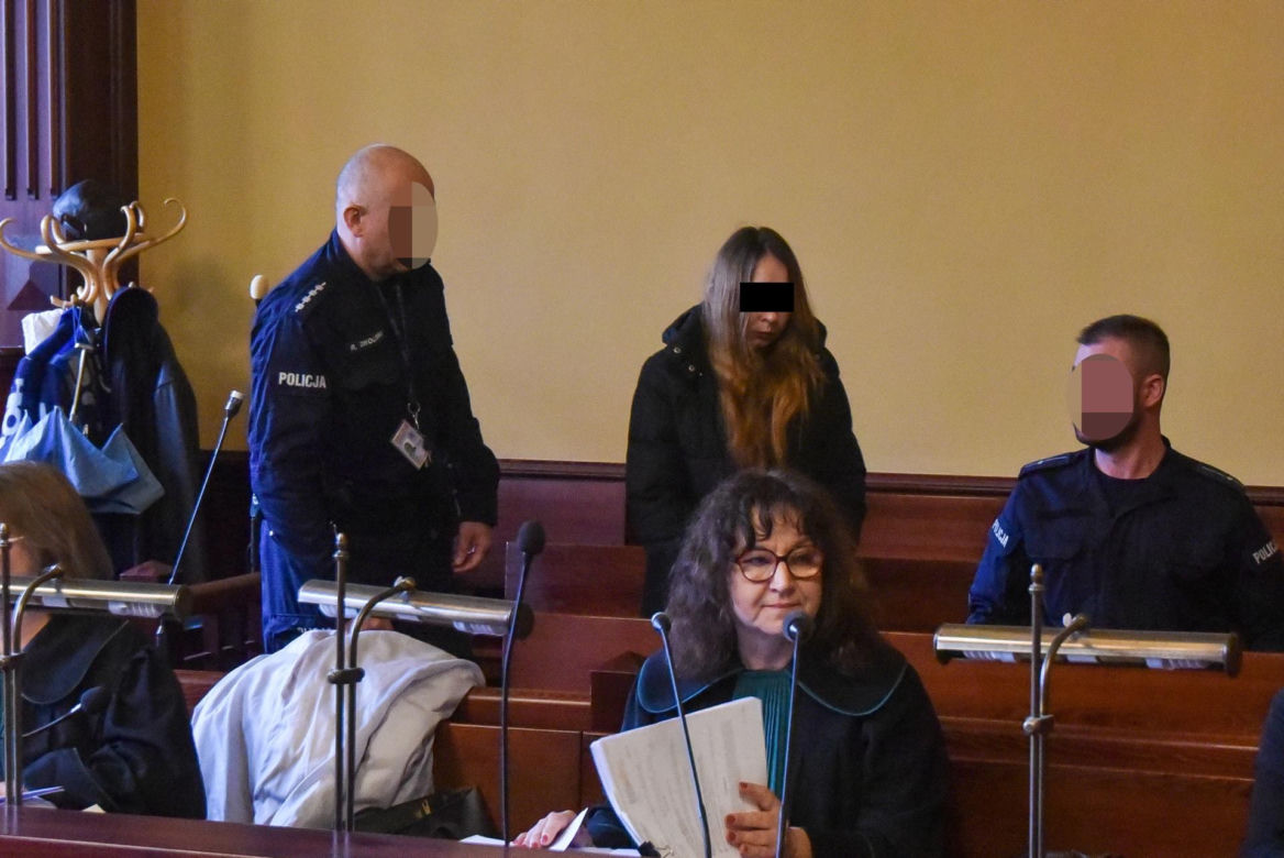 Ruszył proces zwyrodniałych rodziców, którzy zabili 3-letnią córeczkę, zawinęli jej ciało w dywan i pojechali na wakacje