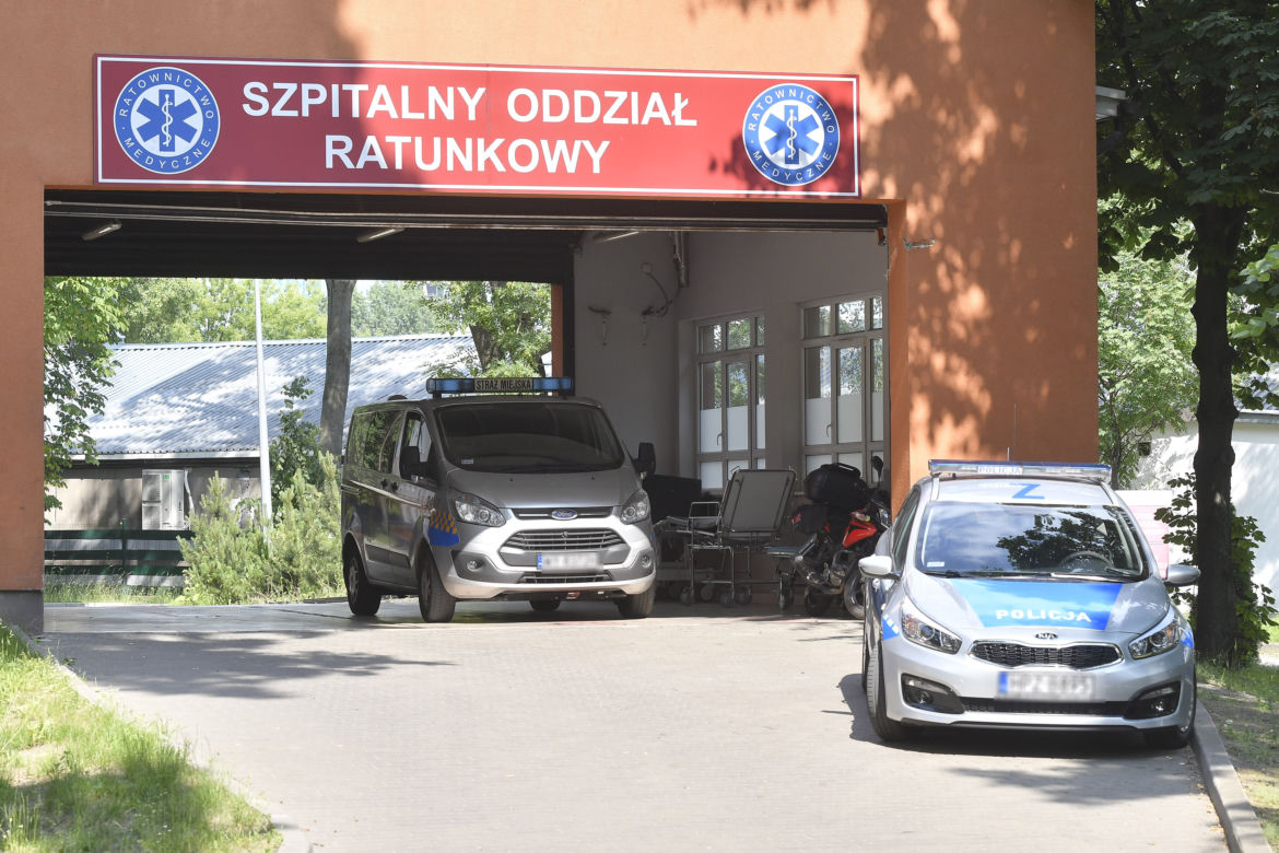Wypisali emeryta o północy ze szpitala