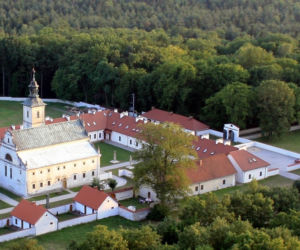 Rytwiany. To wieś w woj. świętokrzyskim, do której ściągają tłumy. Nie dla atrakcji turystycznych