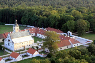 To wieś w woj. świętokrzyskim, do której ściągają tłumy. Nie dla atrakcji turystycznych