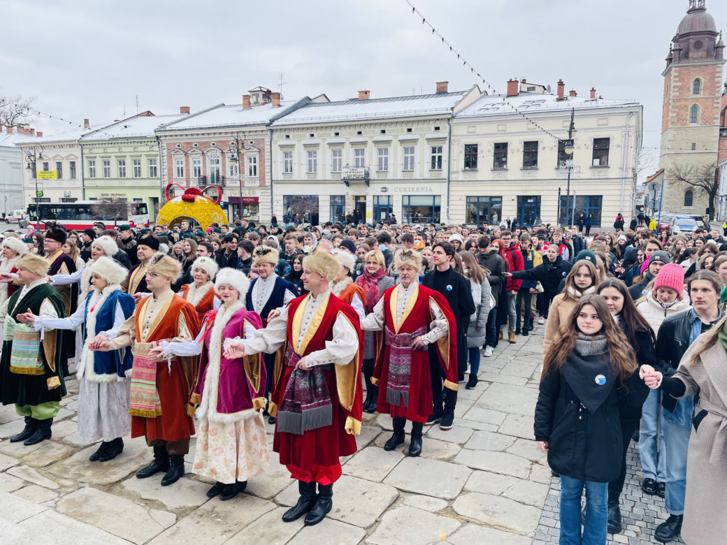 Maturzyści zatańczyli na Rynku poloneza