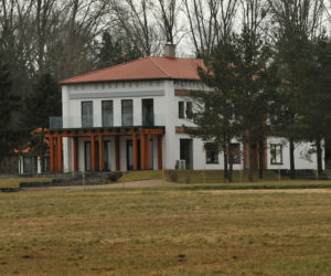 Pałac nad jeziorem czeka na Kaczyńską