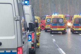 Kraksa dwóch osobówek na drodze krajowej. Trzy ofiary śmiertelne