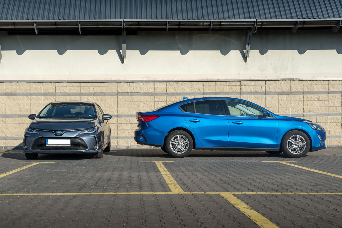Ford Focus Sedan 1.0 EcoBoost 125 KM 6MT vs. Toyota Corolla Sedan 1.8 Hybrid 122 KM CVT