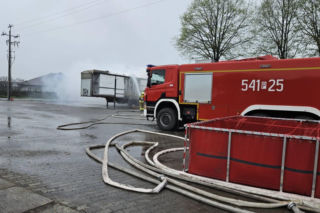 Gigantyczny pożar w Wielkopolsce! Płonie magazyn energii, ewakuowano 65 osób