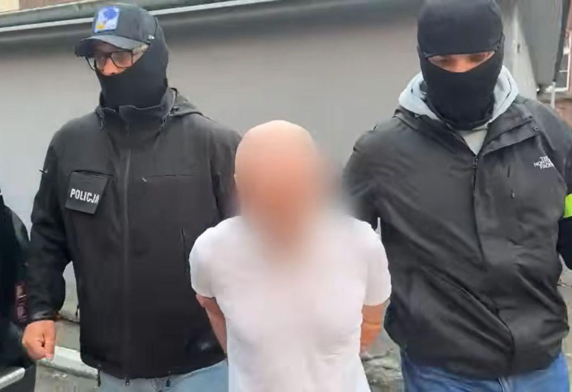 Nad ranem do mieszkania 49-latka z Gdańska wkroczyli funkcjonariusze. Mężczyzna, za którym od czerwca wystawiono list gończy, został zatrzymany i wkrótce rozpocznie odbywanie kary dwóch i pół roku więzienia za wykorzystanie seksualne osoby małoletniej