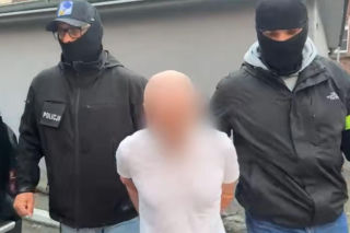 Nad ranem do mieszkania 49-latka z Gdańska wkroczyli funkcjonariusze. Mężczyzna, za którym od czerwca wystawiono list gończy, został zatrzymany i wkrótce rozpocznie odbywanie kary dwóch i pół roku więzienia za wykorzystanie seksualne osoby małoletniej