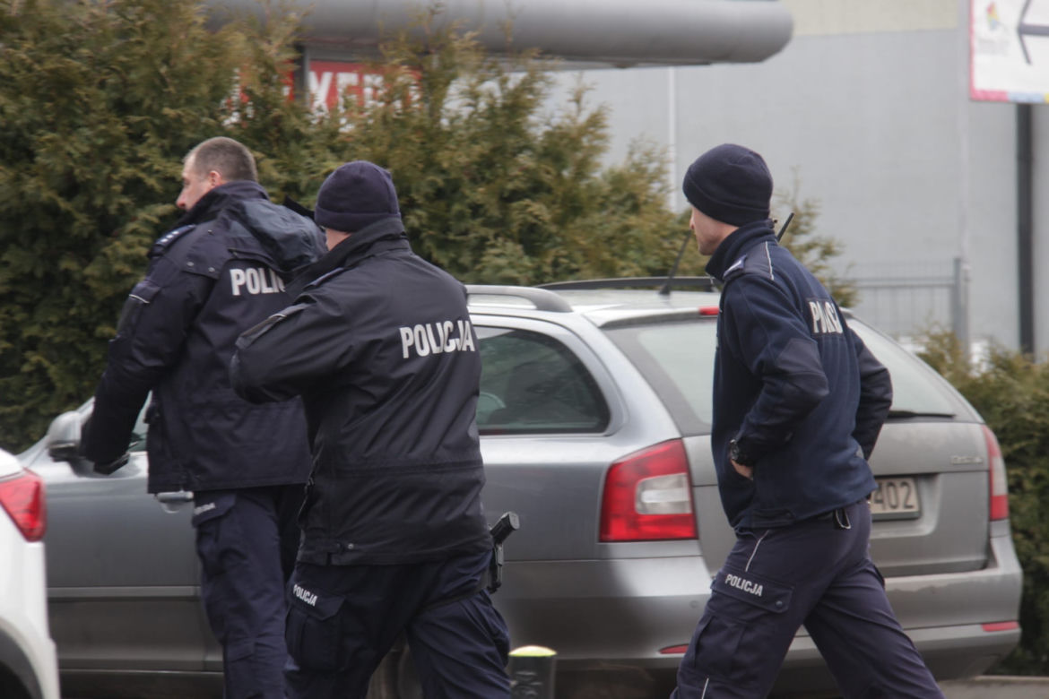 Wyszła z banku w Międzylesiu. Złodziej wyrwał jej torebkę z pieniędzmi 