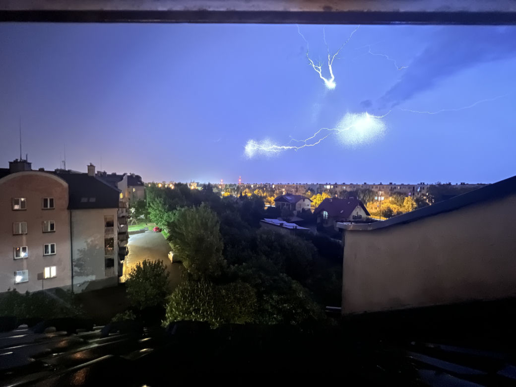 niezwykłe zjawisko na burzowym niebie