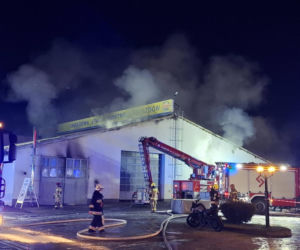 Ogromny pożar w Rawiczu. Palą się budynki przy ul. Sarnowskiej