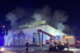 Ogromny pożar w Rawiczu. Palą się budynki przy ul. Sarnowskiej
