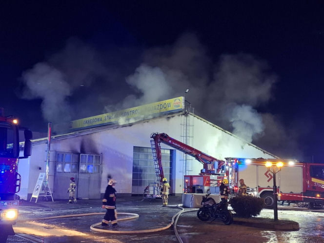 Ogromny pożar w Rawiczu. Palą się budynki przy ul. Sarnowskiej