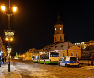 Gorąca herbata, ciepłe ubrania i nocleg. Autobusowa ogrzewalnia pomaga osobom w kryzysie bezdomności przetrwać najmroźniejsze noce