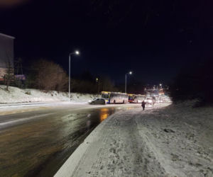 Tir uderzył w auta osobowe i autobus. To na Armii Krajowej w Starachowicach
