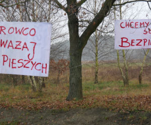 Mieszkańcy nie mogą doprosić się o bezpieczną drogę! WYWIESILI kilometry transparentów 