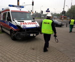 zderzenie osobówki z karetką pogotowia