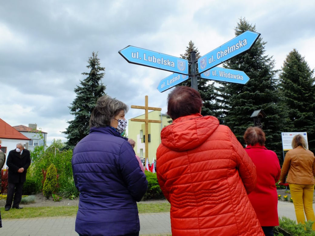  Karawaką walczą z koronawirusem. Mieszkańcy Wierzbicy pod Chełmem modlą się pod krzyżem morowym