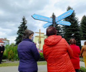  Karawaką walczą z koronawirusem. Mieszkańcy Wierzbicy pod Chełmem modlą się pod krzyżem morowym