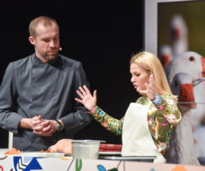 Katarzyna Bujakiewicz przyrządza gęś pod okiem szefa Kuchni Artura Moroza
