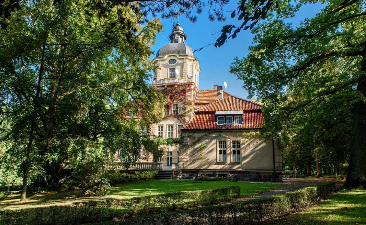 Tajemniczy pałac kilkadziesiąt kilometrów od Olsztyna. Był siedzibą rodu Fischerów [ZDJĘCIA]