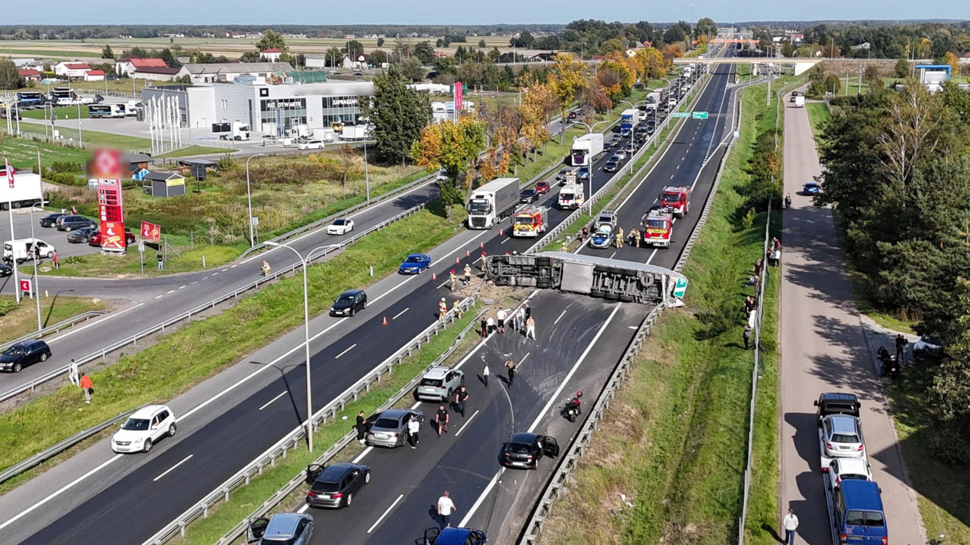 Ciężarówka przewróciła się na S8