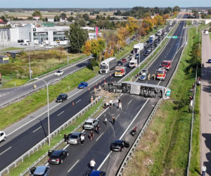 Ciężarówka przewróciła się na S8