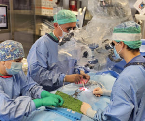 Przełomowa operacja hybrydowa w CZD. Lekarze wykorzystali robota, by usunąć guz z kręgosłupa 4-latka