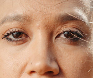 Masz rano cienie pod oczami? To wina jednego nawyku, który łatwo zmienisz